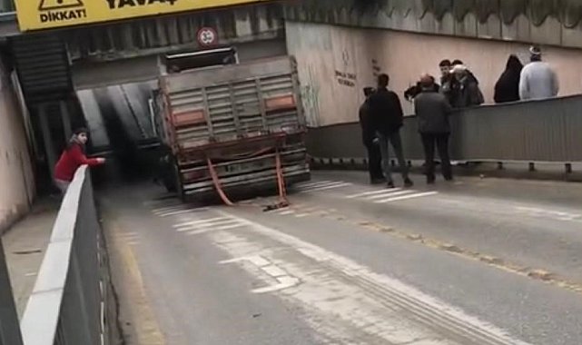 Arifiye alt geçidine bu kez tır sıkıştı