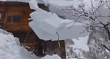 Artvin'de çatıdan düşen kar kütlesini görüntülemek isterken az kalsın altında kalıyordu