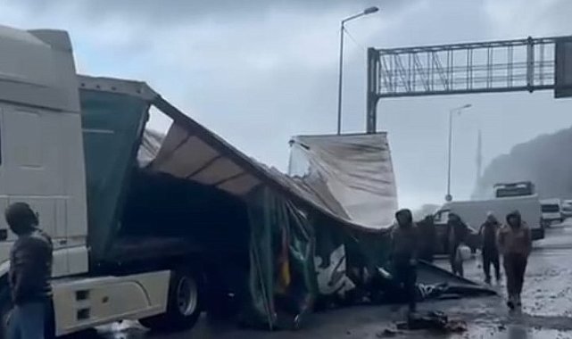 Artvin'de dalgalar park halindeki tırın dorsesini parçaladı