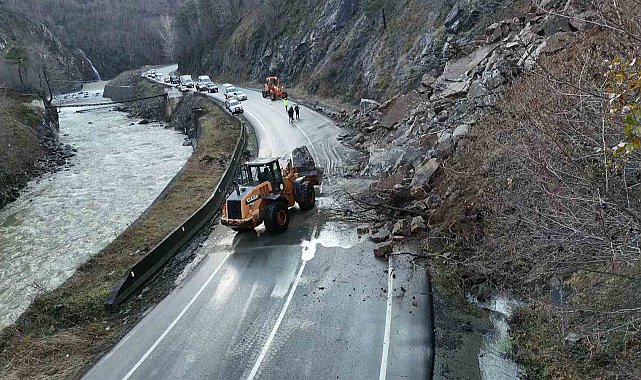 Artvin'de heyelan sonrası Borçka-Hopa karayolu yeniden ulaşıma açıldı