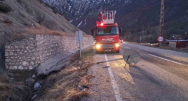 Artvin'de otomobil trafik levhasına çarptı: 3 yaralı