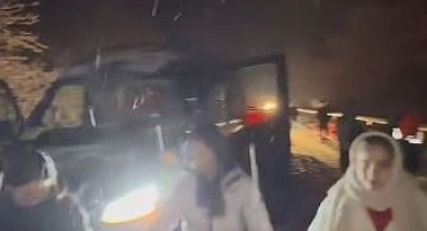 Artvin'de yoğun kar yağışı: Trafik durdu, sürücüler horon teperek ısındı
