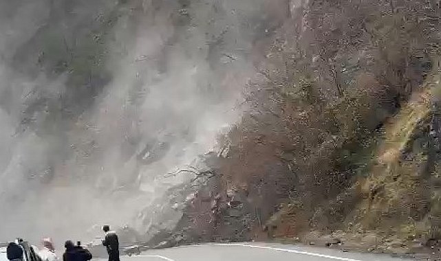 Artvin'deki heyelan anı kameraya yansıdı