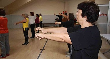 Asırlık çınarlar, spor ile hayatın içinde kalıyor