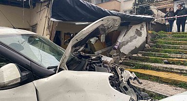 Ataşehir'de hafif ticari araç önce eve sonra park halindeki araca çarptı: 3 yaralı