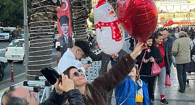 Aydınlılar yeni yıla yapay kar yağışı altında giriyor