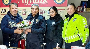Ayvalık Polisi'nden engelli gazeteciye nazik jest