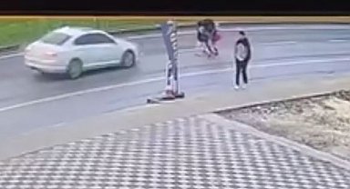 Baba ve iki çocuğunun otomobilin çarpması ile yaralandığı kaza kamerada