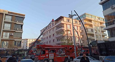 Bacada çıkan yangın çatıya sıçradı