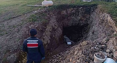 Bağ evinin bahçesinde kaçak kazı ortaya çıktı