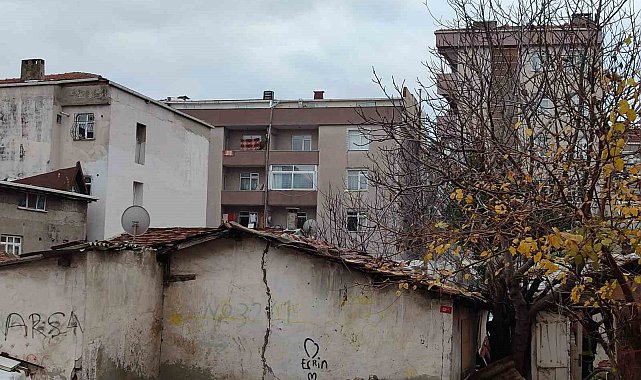 Bağcılar'da korkutan yangın, gecekondu kullanılamaz hale geldi