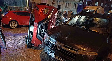 Bahçelievler'de önüne kedi çıkan sürücü iki araca çarptı