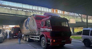 Bakırköy'de alt geçitten geçmeye çalışan kamyon sıkıştı