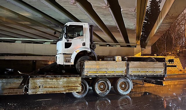 Bakırköy'de aynı üst geçitte yine kaza: Tır dorsesindeki çekici üst geçide böyle çarptı