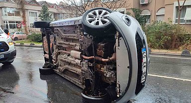 Bakırköy'de sürücüsünün kontrolünden çıkan araç yan yattı