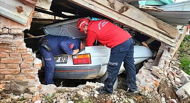 Balıkesir'de ağıla giren otomobilin sürücüsü hayatını kaybetti