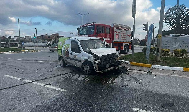 Balıkesir'de çift taraflı trafik kazası; 2 yaralı