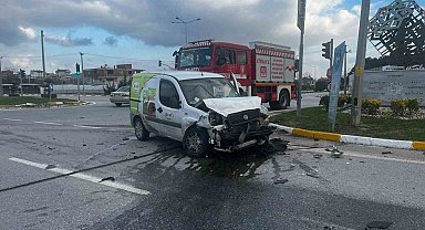 Balıkesir'de çift taraflı trafik kazası; 2 yaralı
