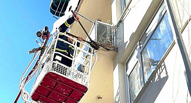 Balkondan kopan beton parçası tehlike yaşattı