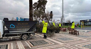 Bandırma ve Erdek'i fırtına vurdu: Çatılar uçtu, ağaçlar devrildi