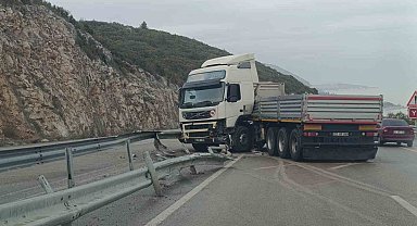 Bariyerlere çarpan tır makaslayarak trafiğin aksamasına neden oldu