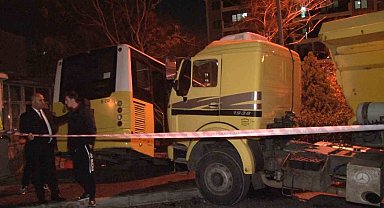 Başakşehir'de kontrolden çıkan İETT otobüsü park halindeki kamyona çarptı: 1 yaralı