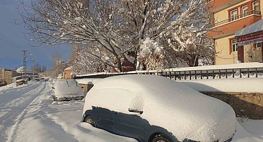 Başkale'de araçlar kara gömüldü, 88 yerleşim yerinin yolu ulaşıma kapandı