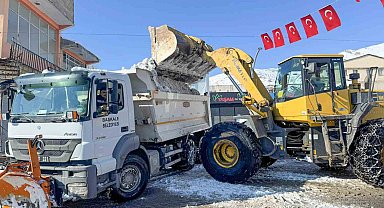 Başkale'de kar yığınları kamyonlarla ilçe dışına taşınıyor