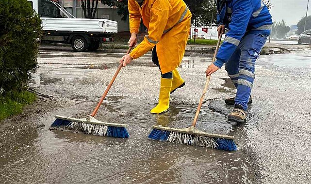 Başkan Arıkan yağış sonrası ekiplerle birlikte sahaya indi