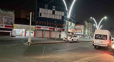 Batman'da araç sürücüsü aydınlatma direğine çarparak durabildi