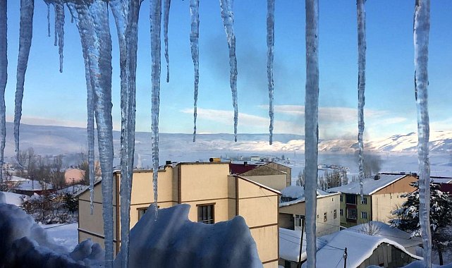 Bayburt buz tuttu; Çatı saçaklarındaki buz sarkıtları ekiplerce temizleniyor