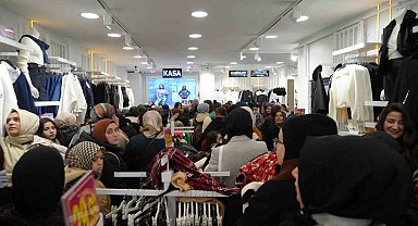 Bayburt'ta alışveriş yoğunluğu: İndirimli ürünlerden almak isteyen vatandaşlar kasa önünde kuyruklar oluşturdu