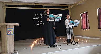 Bayburt'ta anneler çocuklarıyla sahnede şiir okudu