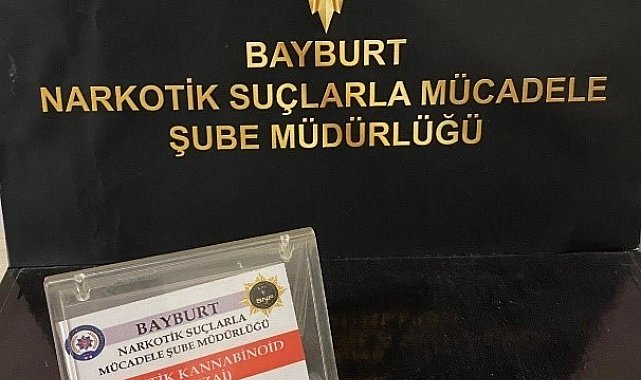 Bayburt'ta durdurulan araçtaki 2 şahsın üzerinde uyuşturucu madde bulundu