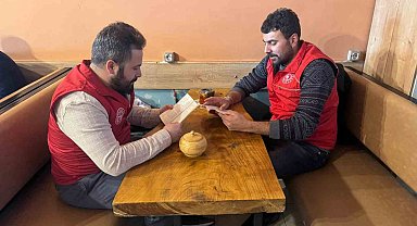 Bayburt'un kıraathanelerinde kitap okunuyor