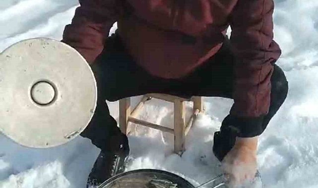 Bayburtlu vatandaşın eksi 10 derece havada hamsi tava ve horon keyfi
