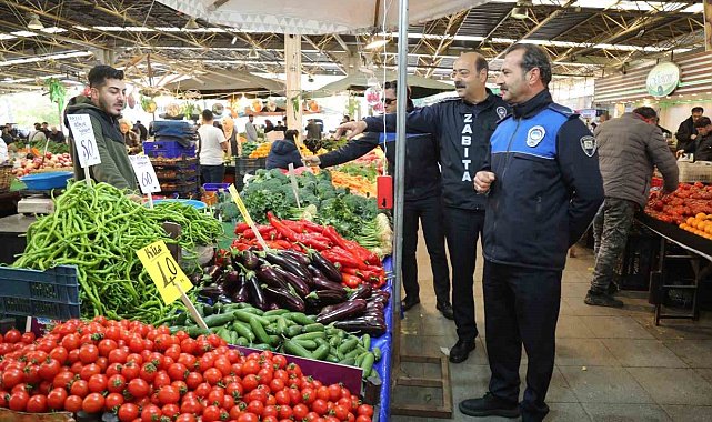 Bayraklı zabıtasından pazar yeri denetimi