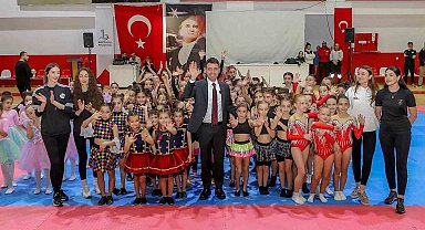 Bayraklı'da, jimnastik ve bale kursiyeri çocuklardan renkli gösteri