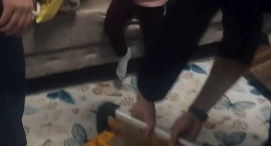 Bebek yürütecine parmağı sıkışan miniğin yardımına itfaiye koştu