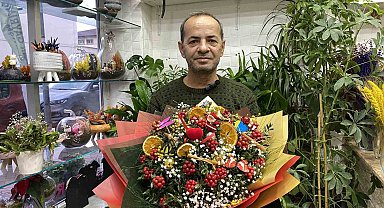 Bereket ve şans getirdiğine inanılan kokina çiçekleri yok satıyor