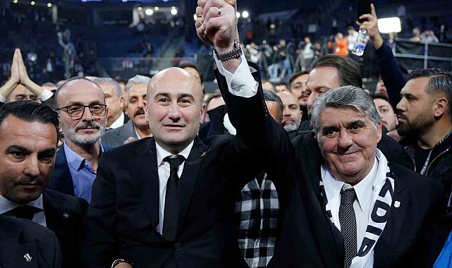 Beşiktaş'ta başkan adayları Serdal Adalı ve Hüseyin Yücel kucaklaştı