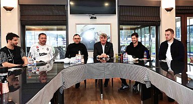 Beşiktaş'ta Başkan Serdal Adalı, Futbol A Takımı ile buluştu