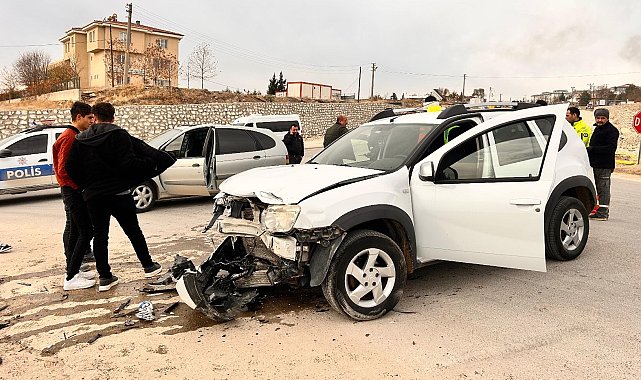 Besni'de iki otomobil çarpıştı: 2 yaralı