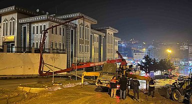 Beton pompası devrildi, facianın eşiğinden dönüldü