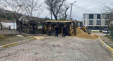 Beylikdüzü'nde İSKİ'nin çalışması sırasında yol çöktü, hafriyat kamyonu devrildi