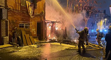 Beyoğlu'nda 3 katlı ahşap bina alevlere teslim oldu