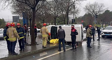 Beyoğlu'nda ticari araçla polis otosu çarpıştı: 1 yaralı
