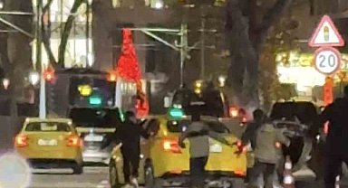 Beyoğlu'nda trafikte gençlerin patenle tehlikeli yolculuğu kamerada