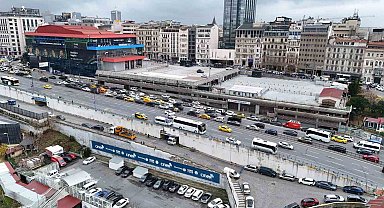 Beyoğlu'ndaki çatlayan kolanları nedeniyle boşaltılan İSPARK havadan görüntülendi