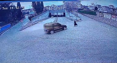 Bilecik'te hafif ticari aracın yayaya çarpma anı güvenlik kamerasına yansıdı